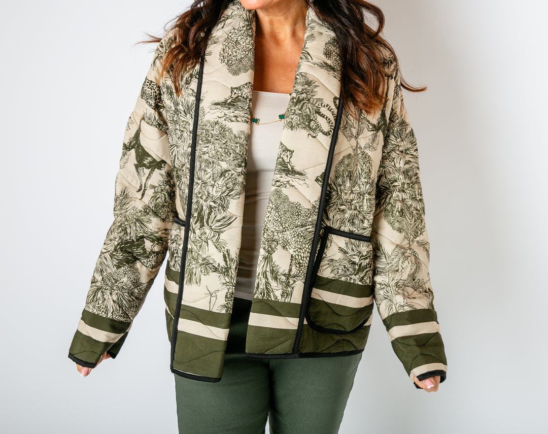 Exklusive Steppjacke in khaki-Weiß mit elegantem Toile-de-Jouy Safari-Design. Hochwertig gesteppt, modern geschnitten und ein stilvoller Blickfang für trendbewusste Looks.