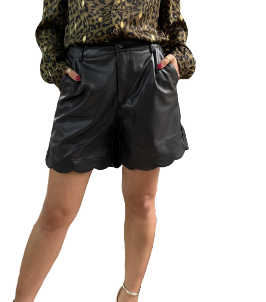 Shorts aus Kunstlederoptik - Schwarz