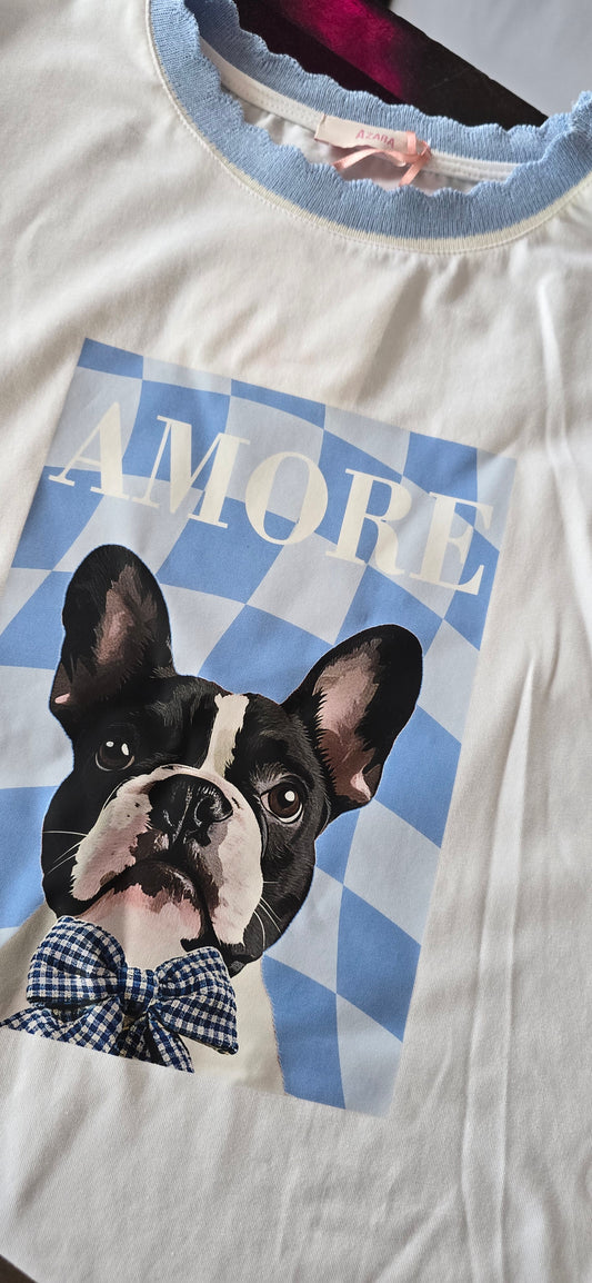 Damen T-Shirt mit Hundeprint und AMORE Schriftzug mit Wellenkragen