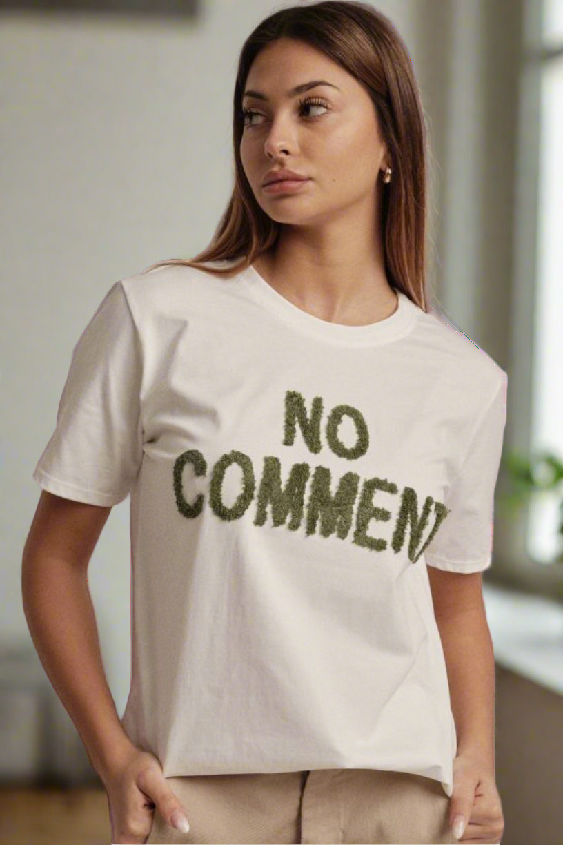 Damen T-Shirt „NO COMMENT“ – Weiß mit 3D-Bouclé-Stickerei | Statement Shirt