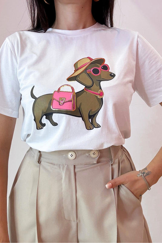 Damen T-Shirt „Holiday Dackel“ – Dackel mit Sonnenbrille, Strohhut & Tasche | Weiß