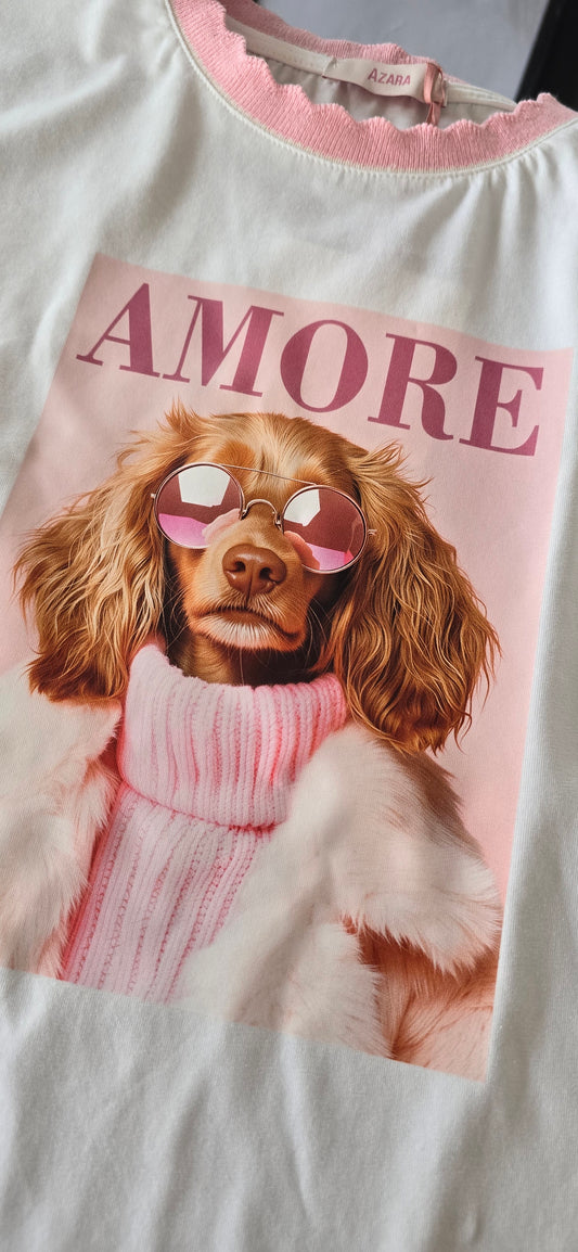 Damen T-Shirt mit Hundeprint und AMORE Schriftzug mit Wellenkragen