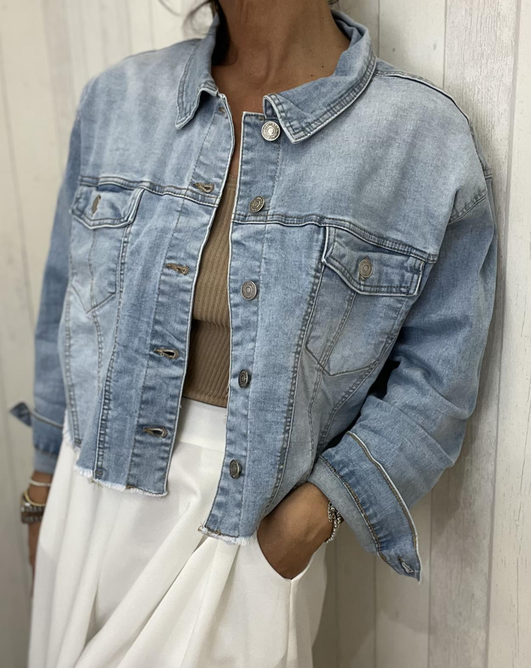 Stylische Jeansjacke mit fransigem Saum – Der Denim-Klassiker neu interpretiert