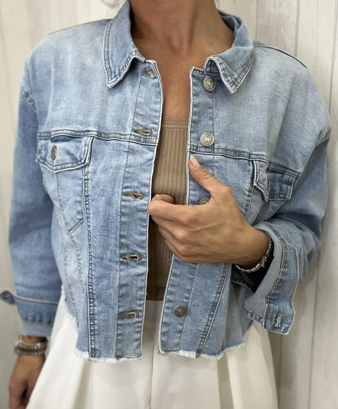 Stylische Jeansjacke mit fransigem Saum – Der Denim-Klassiker neu interpretiert