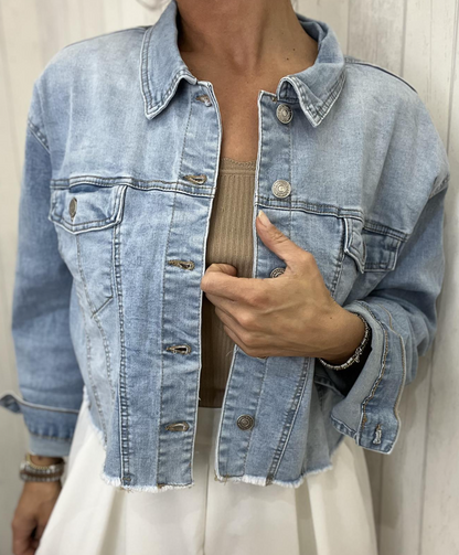 Stylische Jeansjacke mit fransigem Saum – Der Denim-Klassiker neu interpretiert