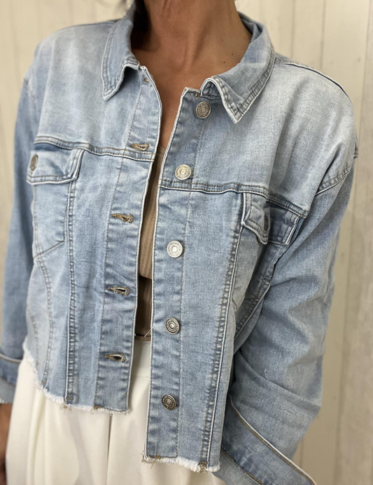Stylische Jeansjacke mit fransigem Saum – Der Denim-Klassiker neu interpretiert