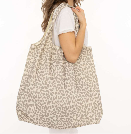 Damen trägt XXL Leo Shopper Stofftasche Beige Zwillingsherz