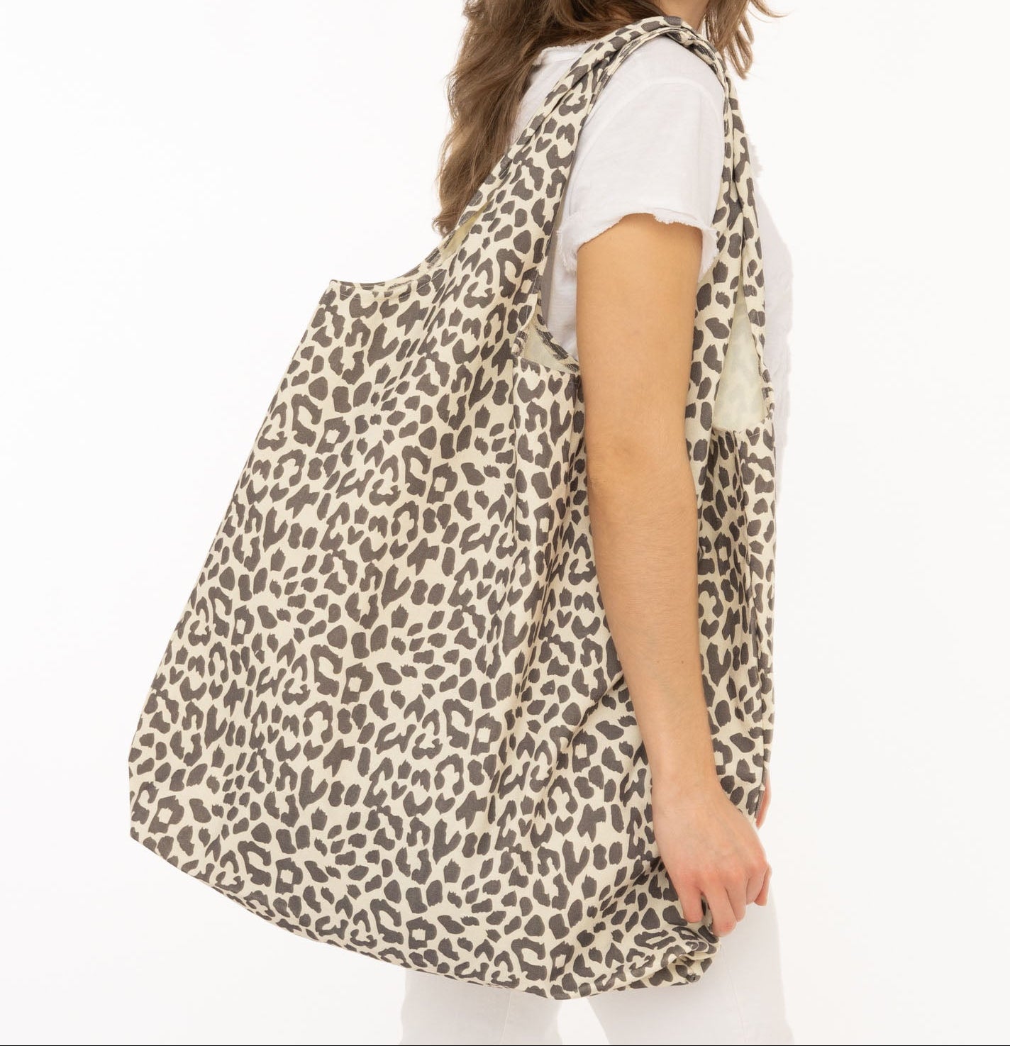Damen trägt XXL Leo Shopper Stofftasche Beige Zwillingsherz