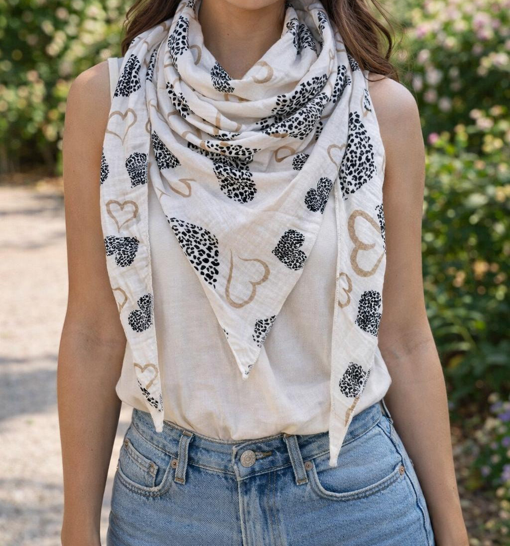 Musselin Tuch Damen aus Baumwolle mit Herzmuster und Leo-Print – leichtes Dreieckstuch Halstuch