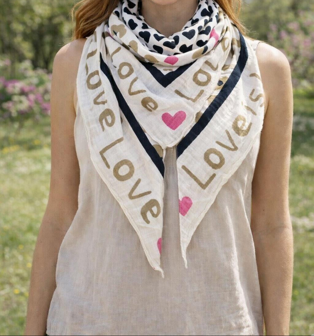 Dreieckstuch mit Schrift Love is Love und Herzen Leoparden Look