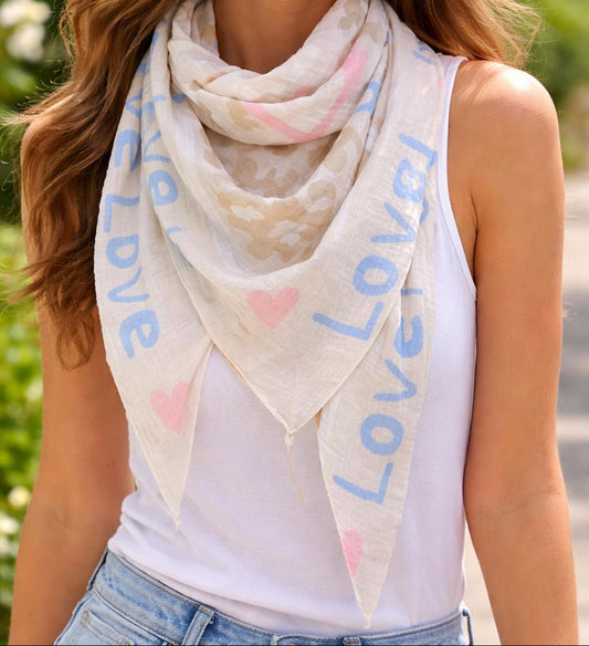Dreieckstuch mit Schrift Love is Love und Herzen Leoparden Look