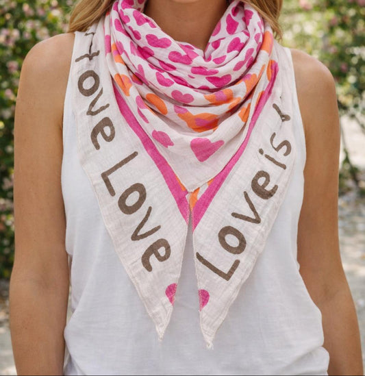 Dreieckstuch mit Schrift Love is Love und Herzen Leoparden Look