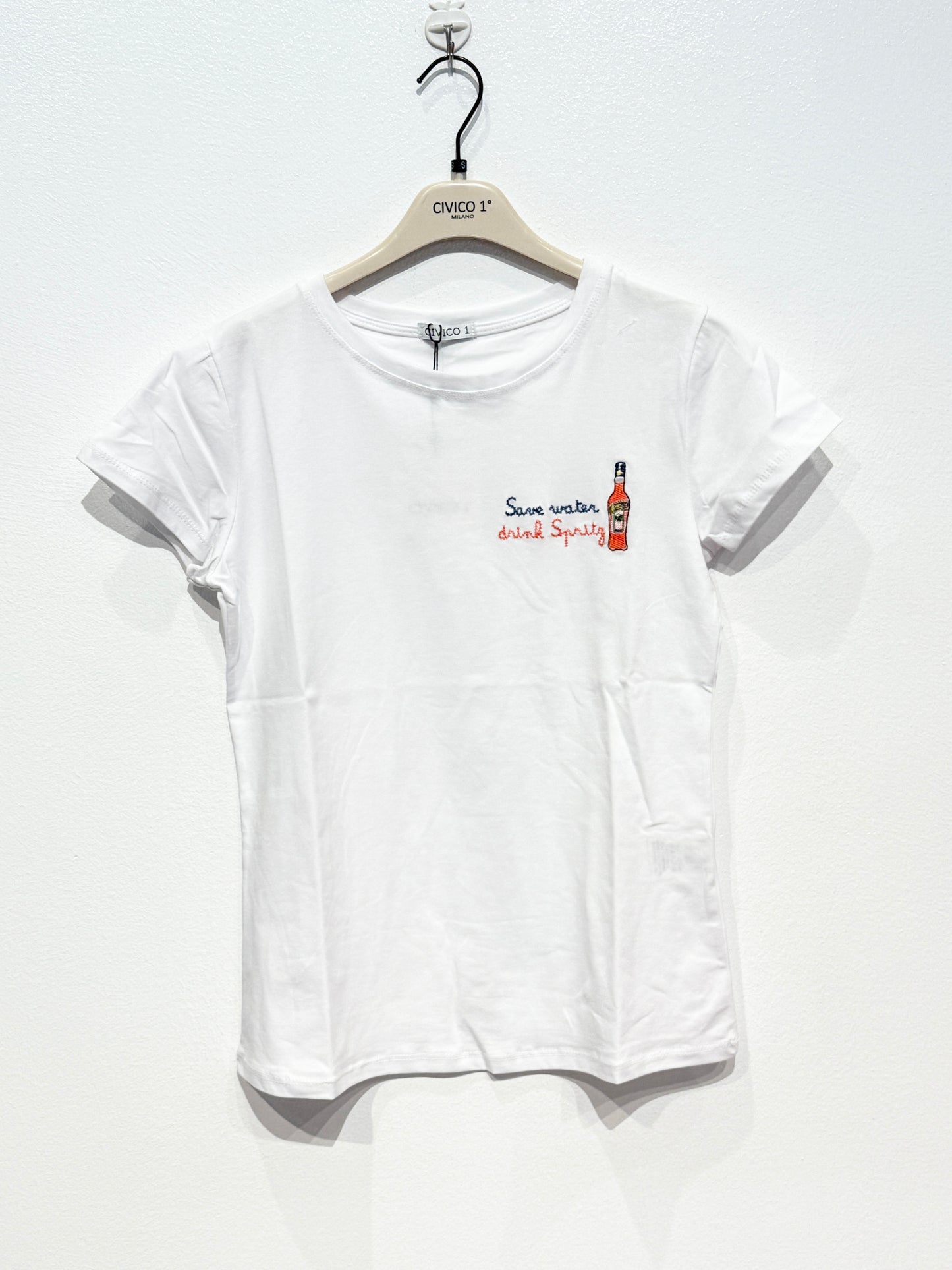 weißes T-shirt mit eingestickter Aperol Flasche und Aperol Glas
