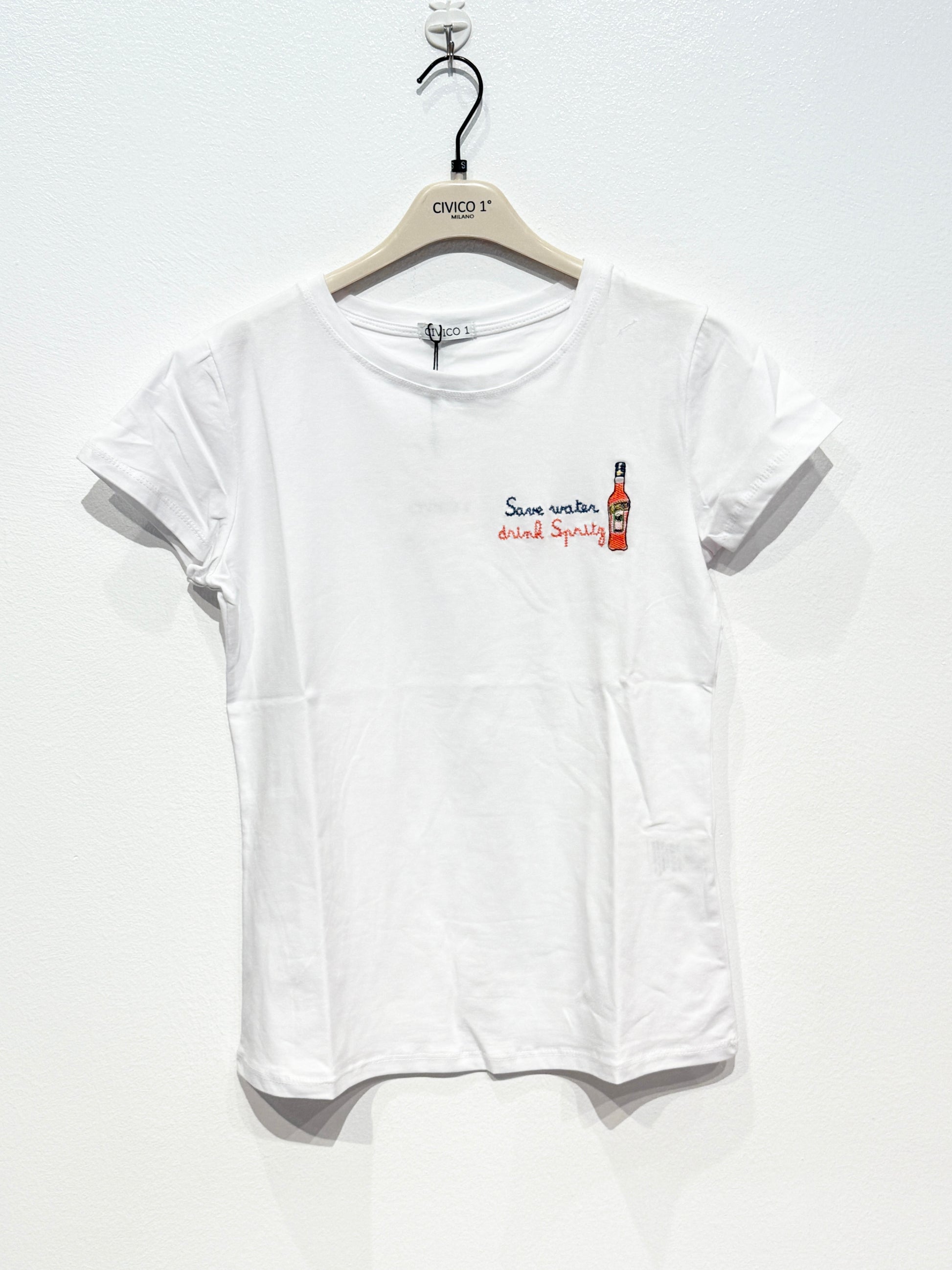 weißes T-shirt mit eingestickter Aperol Flasche und Aperol Glas