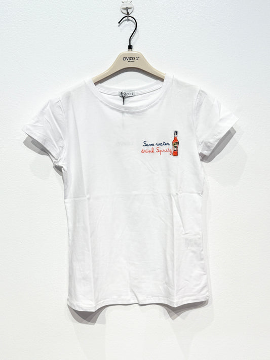 weißes T-shirt mit eingestickter Aperol Flasche und Aperol Glas