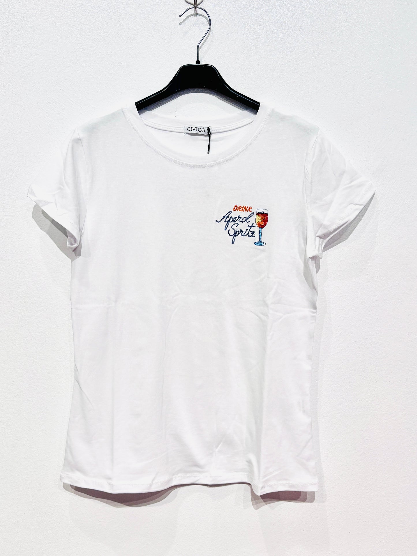 weißes T-shirt mit eingestickter Aperol Flasche und Aperol Glas