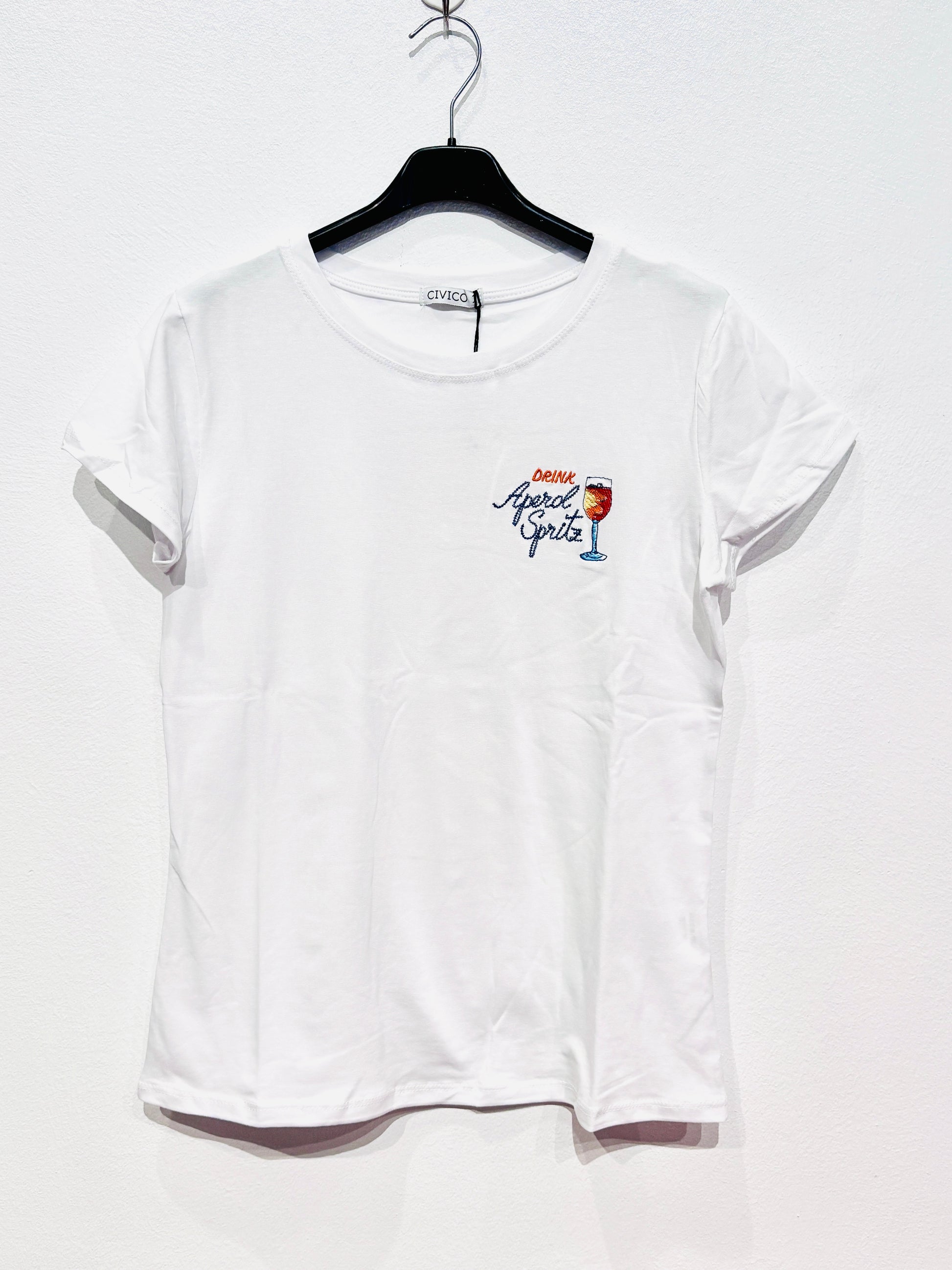 weißes T-shirt mit eingestickter Aperol Flasche und Aperol Glas