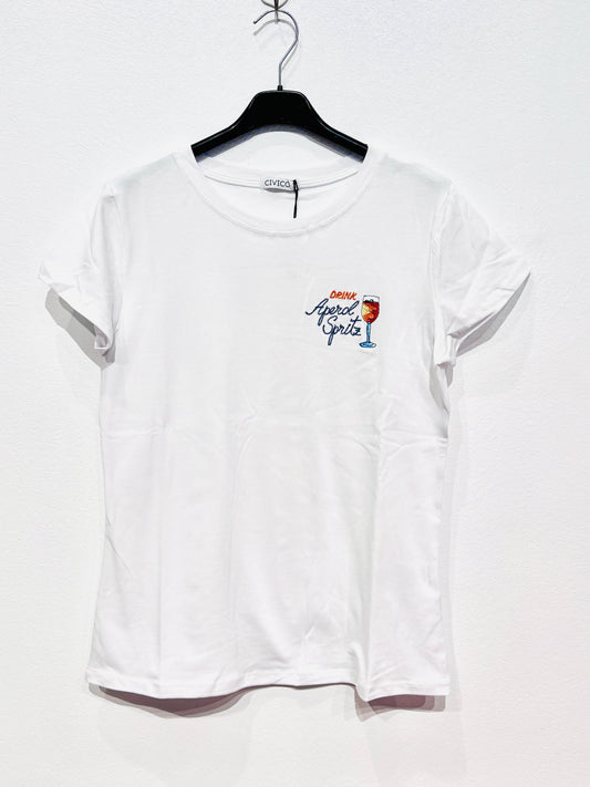 weißes T-shirt mit eingestickter Aperol Flasche und Aperol Glas