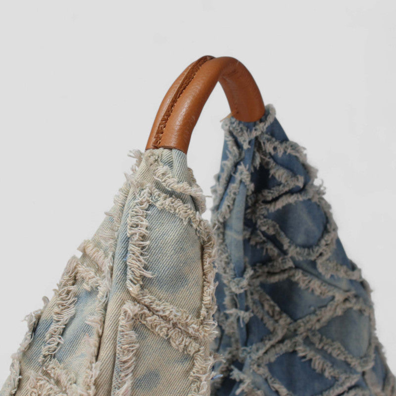 Vintage Denim Stofftasche – Statement-Handtasche aus Fransen-Jeans mit Holzgriff