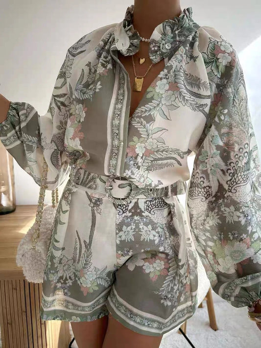Zweiteiler Damen – Elegante Bluse & Shorts mit floralem Muster | Khaki-Weiß